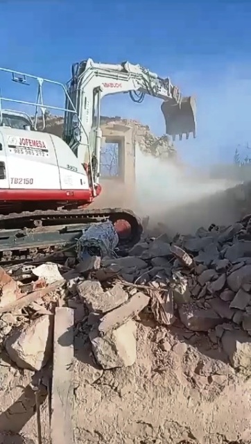 Alquiler De Maquinaria En Asturias: La Poderosa Excavadora Takeuchi TB-2150 En Acci&oacute;n